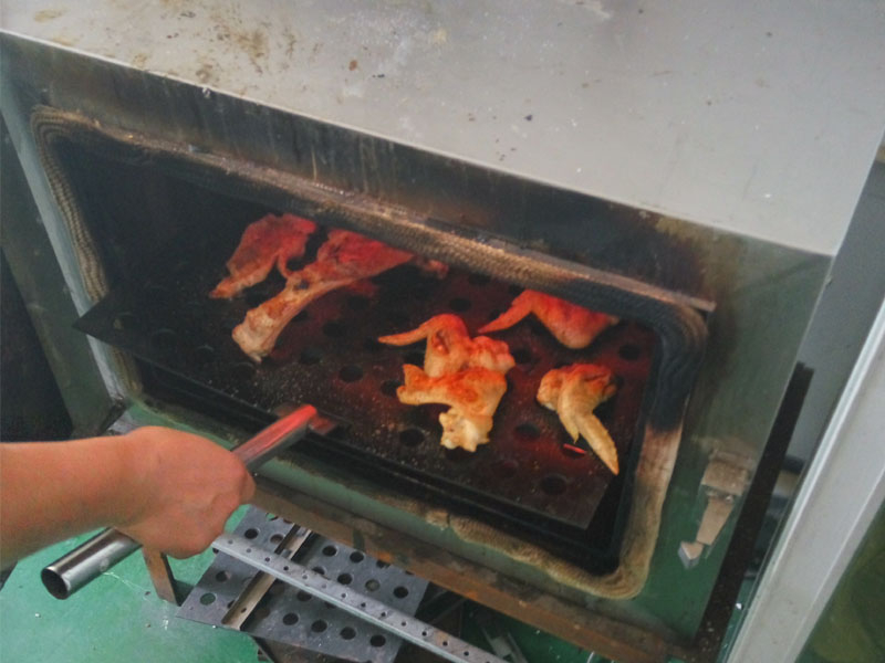 拿出撒料，刷醬