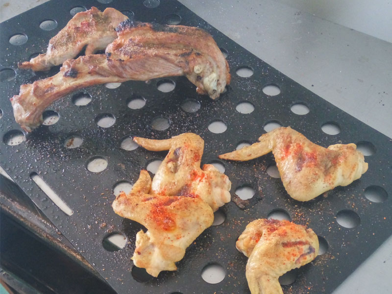 撒料刷醬后放進(jìn)烤箱悶制